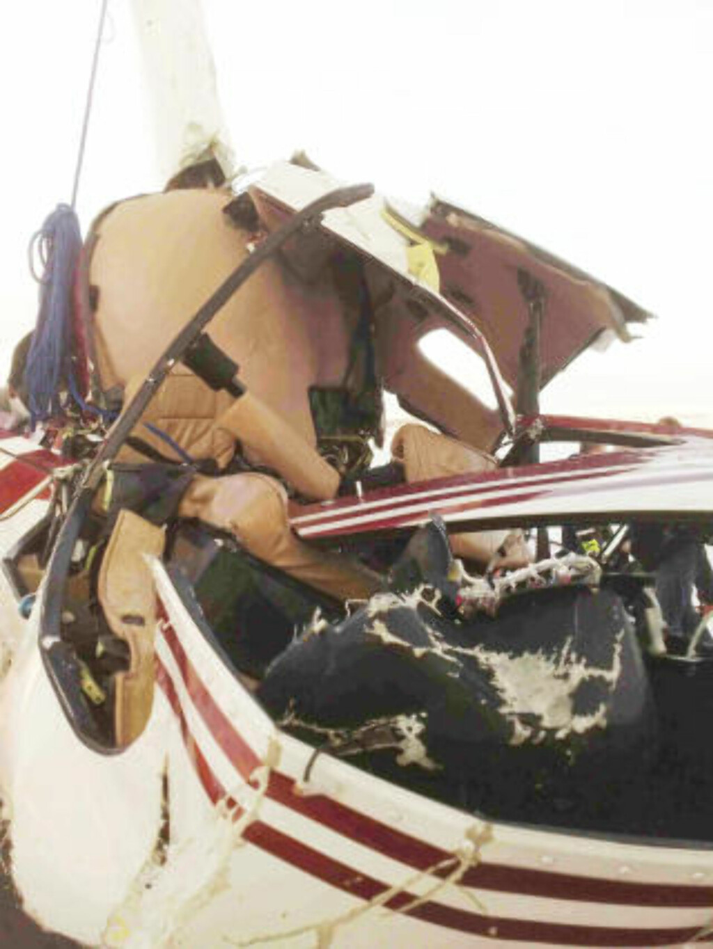STORE SKADER: Helikopteret ble trolig knust da det traff isen. MMS-foto: Eiliv Frich Flydal STORE SKADER: Helikopteret ble trolig knust da det traff isen. MMS-foto: Eiliv Frich Flydal