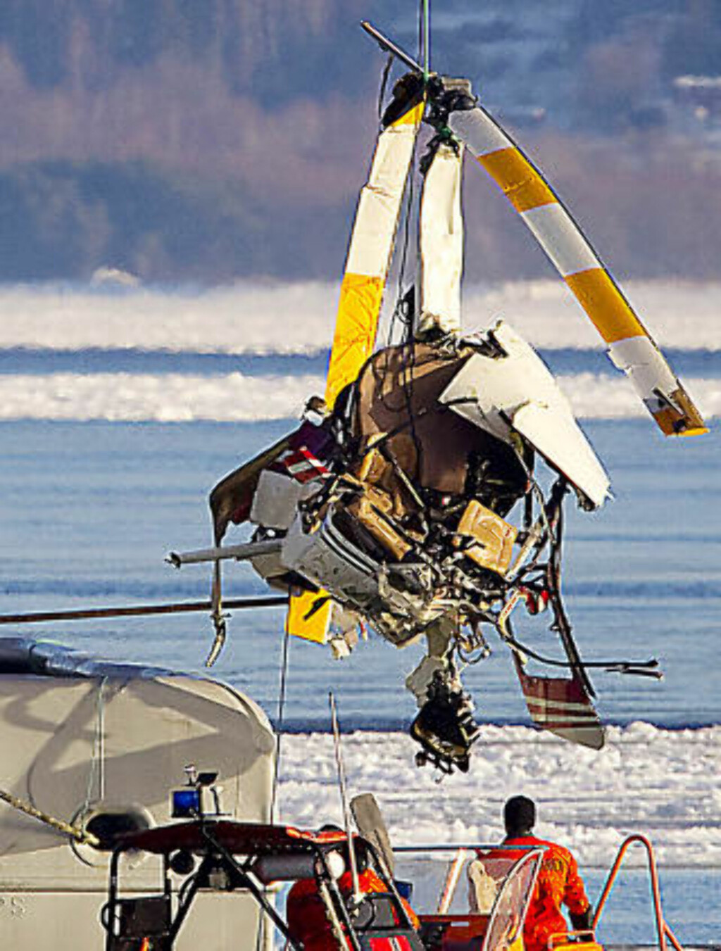 STORE SKADER: Helikopteret fikk trolig store skader i sammenstøtet med isen da det styrtet i går kveld. Deretter sank maskinen ned til 15 meters dyp. Foto: Bjørn Langsem. STORE SKADER: Helikopteret fikk trolig store skader i sammenstøtet med isen da det styrtet i går kveld. Deretter sank maskinen ned til 15 meters dyp. Foto: Bjørn Langsem.