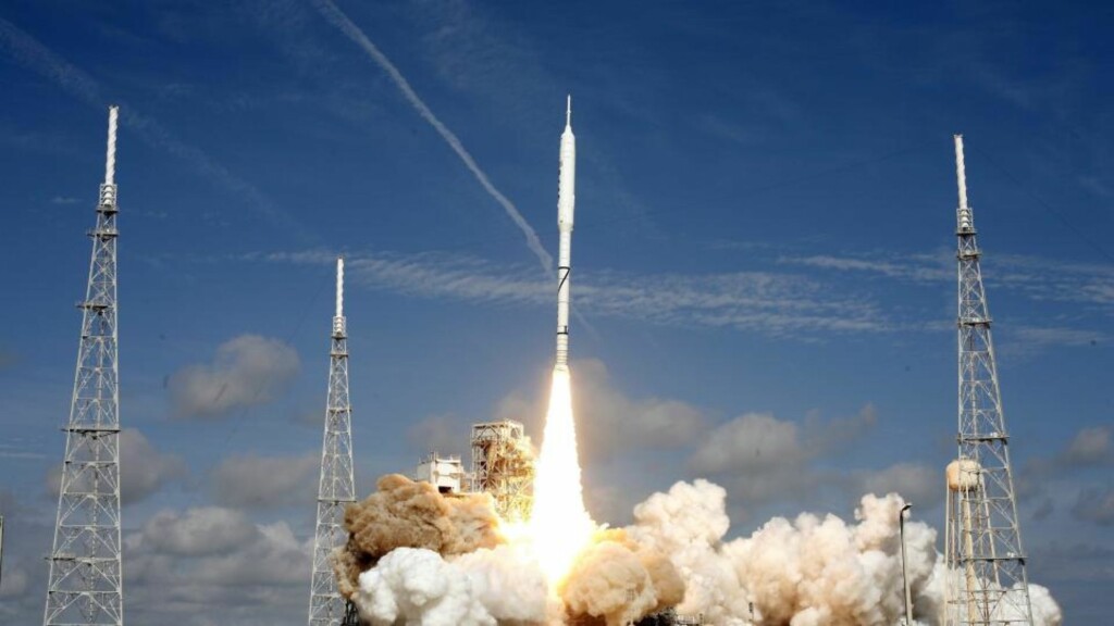 FØRSTE OG SISTE FERD. NASA sendte testraketten Ares I-X ut på en seks minutter lang flyvning i oktober. I dag ble det klart at Obama vil kansellere Constellation-programmet og romferjeavtakerne Ares I og Ares V. Foto: EPA/GARY I ROTHSTEIN/Scanpix FØRSTE OG SISTE FERD. NASA sendte testraketten Ares I-X ut på en seks minutter lang flyvning i oktober. I dag ble det klart at Obama vil kansellere Constellation-programmet og romferjeavtakerne Ares I og Ares V. Foto: EPA/GARY I ROTHSTEIN/Scanpix