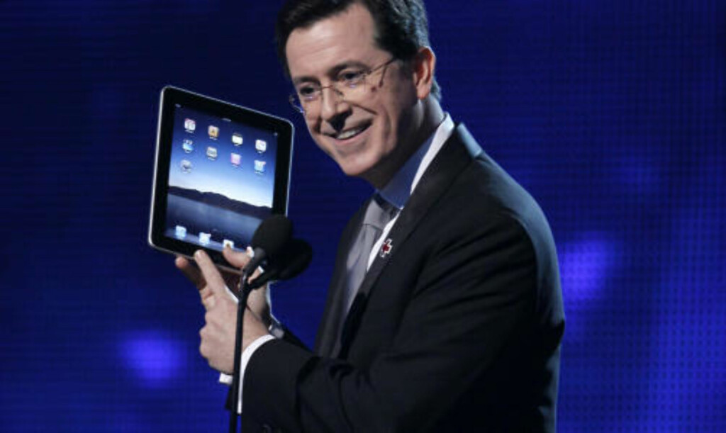 FENOMEN: Stephen Colbert kan være så ironisk han bare vil. Da han åpnet Grammy-utdelingen med en iPad natt til i går, ble nok et Apple-produkt en del av vår kollektive bevissthet. Foto: SCANPIX FENOMEN: Stephen Colbert kan være så ironisk han bare vil. Da han åpnet Grammy-utdelingen med en iPad natt til i går, ble nok et Apple-produkt en del av vår kollektive bevissthet. Foto: SCANPIX