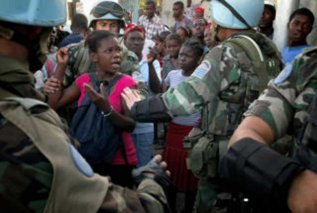 FRUSTRASJON: FN-soldater fra Uruguay forsøker å holde ro og orden i hovedstaden Port-au-Prince under matutdeling i går. FOTO: AFP / JEAN-PHILIPPE KSIAZEK FRUSTRASJON: FN-soldater fra Uruguay forsøker å holde ro og orden i hovedstaden Port-au-Prince under matutdeling i går. FOTO: AFP / JEAN-PHILIPPE KSIAZEK