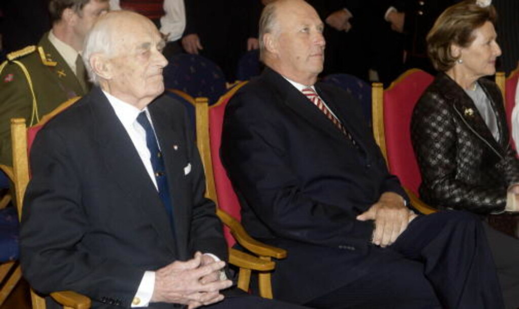 I BURSDAGEN: Kong Harald og dronning Sonja var til stede i mottakelsen i anldning 90-årsdagen til krigsveteranen Jens Anton Poulsson (t.v.). Poulsson var med i kompani Linge og var en av lederne for sprengningen av tungtvannsanlegget på Vemork under 2. verdenskrig. Foto: Morten Holm/SCANPIX I BURSDAGEN: Kong Harald og dronning Sonja var til stede i mottakelsen i anldning 90-årsdagen til krigsveteranen Jens Anton Poulsson (t.v.). Poulsson var med i kompani Linge og var en av lederne for sprengningen av tungtvannsanlegget på Vemork under 2. verdenskrig. Foto: Morten Holm/SCANPIX