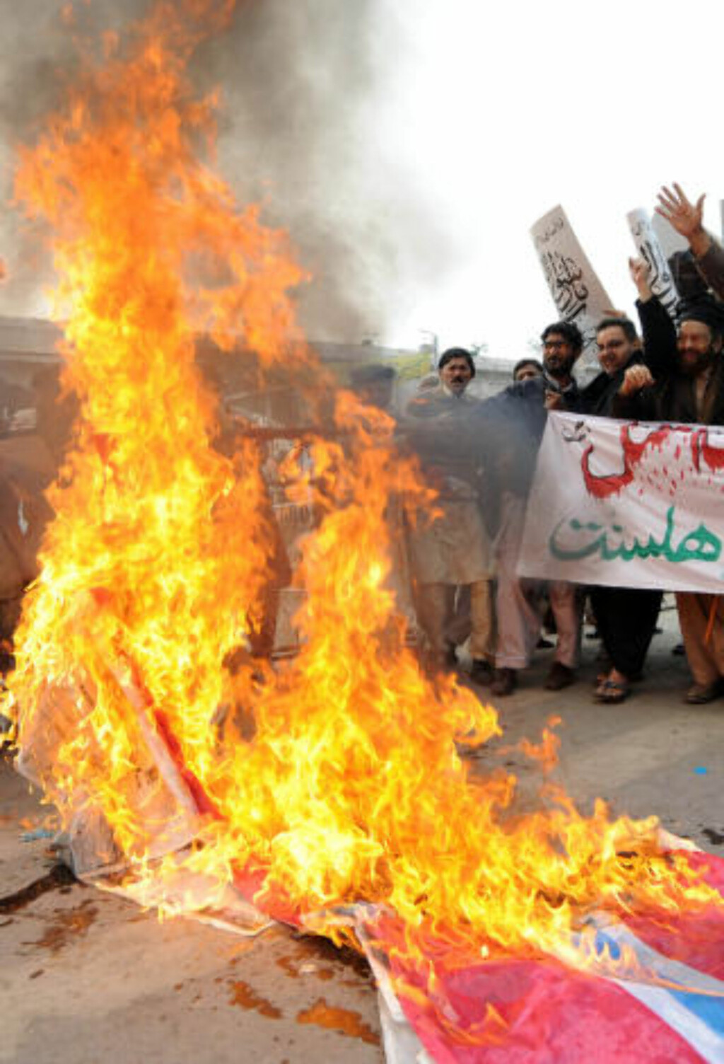 BRANT DET NORSKE FLAGGET: Det ble store opptøyer i Pakistan da Aftenposten publiserte de opprinnelige Muhammed-tegningene. Foto: AFP/ARIF ALI BRANT DET NORSKE FLAGGET: Det ble store opptøyer i Pakistan da Aftenposten publiserte de opprinnelige Muhammed-tegningene. Foto: AFP/ARIF ALI