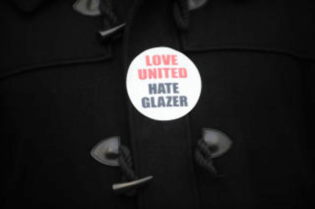 BUDSKAP: Slik demonstrerer enkelte United-fans på kamp. Foto: AFP/CARL DE SOUZA BUDSKAP: Slik demonstrerer enkelte United-fans på kamp. Foto: AFP/CARL DE SOUZA