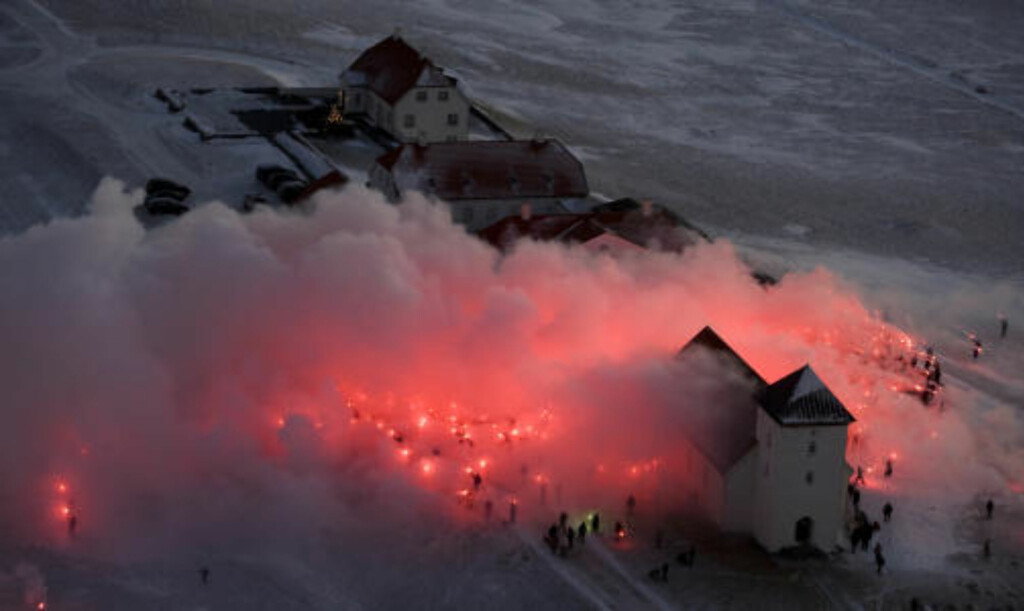 NØDBLUSS: Hundrevis av mennesker samlet seg utenfor Islands presidents bolig i Reykjavik for å overrekke han en underskriftprotokoll. Samtidig fyret de av nødbluss for å signalisere nøden. Foto: REUTERS/Ragnar Axelsson/SCANPIX NØDBLUSS: Hundrevis av mennesker samlet seg utenfor Islands presidents bolig i Reykjavik for å overrekke han en underskriftprotokoll. Samtidig fyret de av nødbluss for å signalisere nøden. Foto: REUTERS/Ragnar Axelsson/SCANPIX