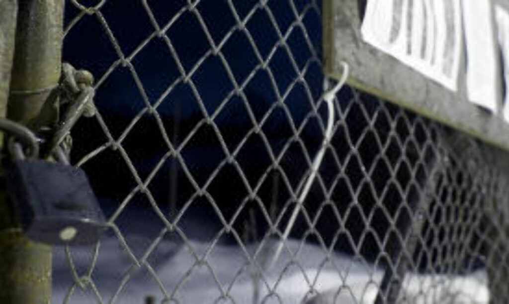 HAR HENGT OPP LAPP OG LÅST: På en tavle foran portal forteller okkupantene hva de har gjort og inviterer til cafe. Foto: Bjørn Langsem / Dagbladet HAR HENGT OPP LAPP OG LÅST: På en tavle foran portal forteller okkupantene hva de har gjort og inviterer til cafe. Foto: Bjørn Langsem / Dagbladet