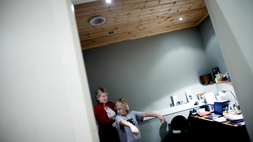 TROR PÅ TRENING: - For å kunne hjelpe disse barna må vi først finne årsaken til problemet, sier Liv Berit Vold ved Senter for bedre læring. Hver uke utreder Vold og hennes kolleger barn som sliter med ulike former for lærevansker, for å finne ut om vanskene kan trenes vekk.
Foto: Linda Næsfeldt TROR PÅ TRENING: - For å kunne hjelpe disse barna må vi først finne årsaken til problemet, sier Liv Berit Vold ved Senter for bedre læring. Hver uke utreder Vold og hennes kolleger barn som sliter med ulike former for lærevansker, for å finne ut om vanskene kan trenes vekk.
Foto: Linda Næsfeldt