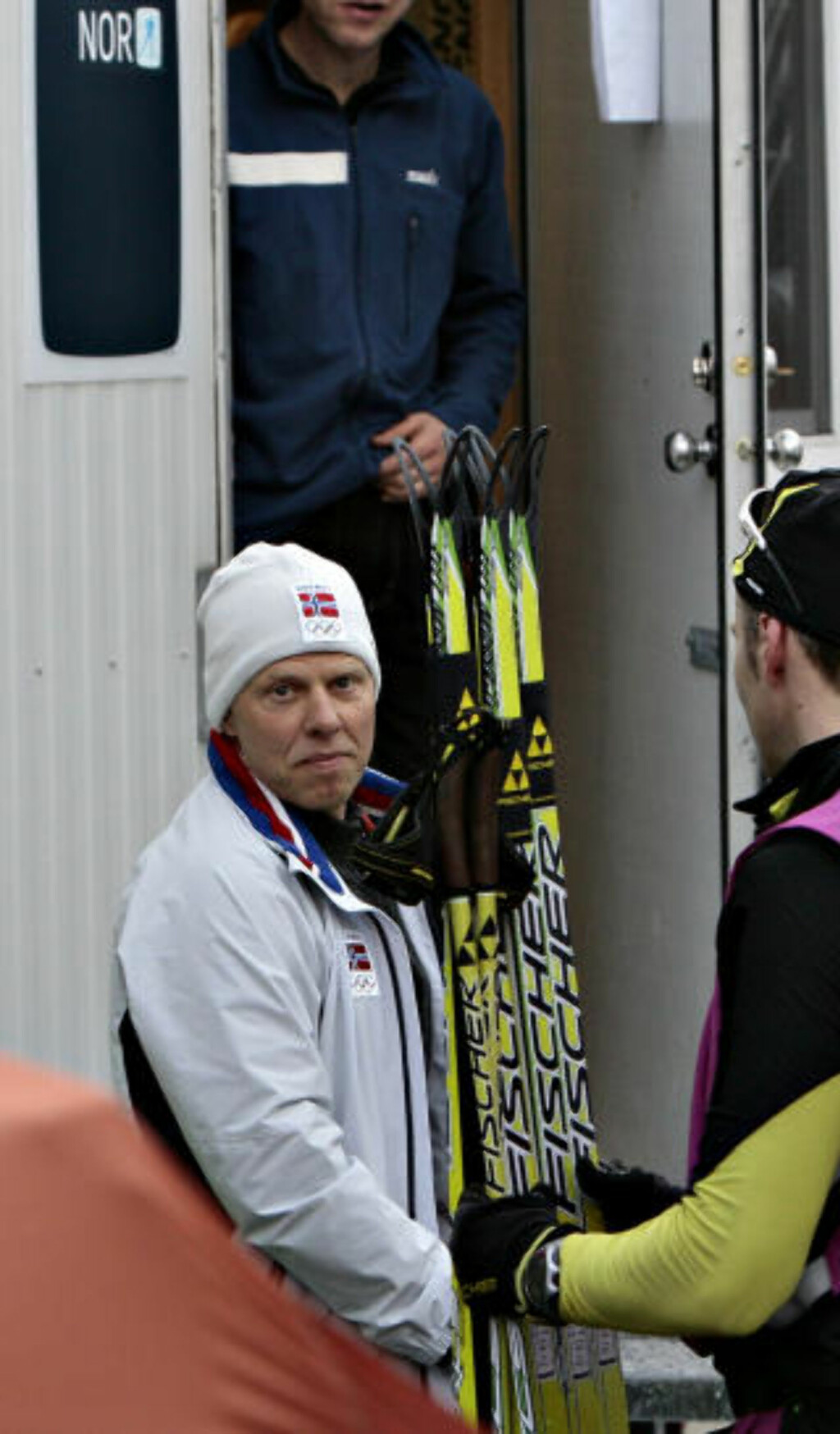 SMØREBUA: Perry Olsson t.v. forklarer hva som gikk galt med skiene til Petter Northug junior.Foto: ARNT E. FOLVIK SMØREBUA: Perry Olsson t.v. forklarer hva som gikk galt med skiene til Petter Northug junior.Foto: ARNT E. FOLVIK