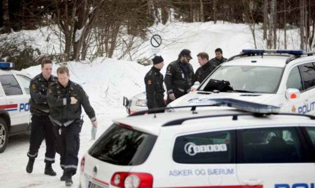 LETTE ETTER FAIZA: Store politistyrker fra Asker og Bærum lette mandag og tirsdag etter Faiza Ashraf i området Dikemark i Asker. De tok i bruk både helikopter og hunder i søket. FOTO: ESPEN RØST LETTE ETTER FAIZA: Store politistyrker fra Asker og Bærum lette mandag og tirsdag etter Faiza Ashraf i området Dikemark i Asker. De tok i bruk både helikopter og hunder i søket. FOTO: ESPEN RØST