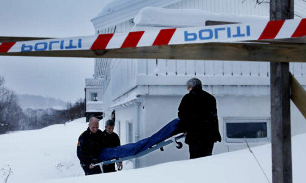 FUNNET DREPT: Ved 17-tiden i dag ble den døde kvinnen båret ut av sokkelleiligheten der hun ble funnet drept. Foto:Jacques Hvistendahl/Dagbladet FUNNET DREPT: Ved 17-tiden i dag ble den døde kvinnen båret ut av sokkelleiligheten der hun ble funnet drept. Foto:Jacques Hvistendahl/Dagbladet