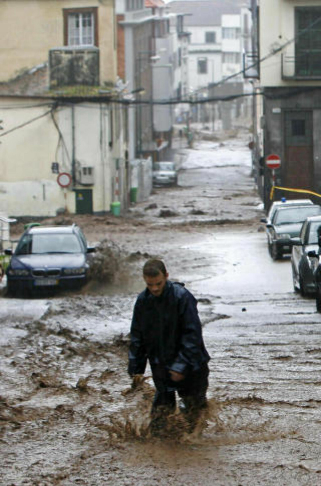 FUNCHAL: Slik ser det ut i gatene i Funchal, hovedstaden på Madeira, i dag. Foto: Reuters/Duarte Sa FUNCHAL: Slik ser det ut i gatene i Funchal, hovedstaden på Madeira, i dag. Foto: Reuters/Duarte Sa