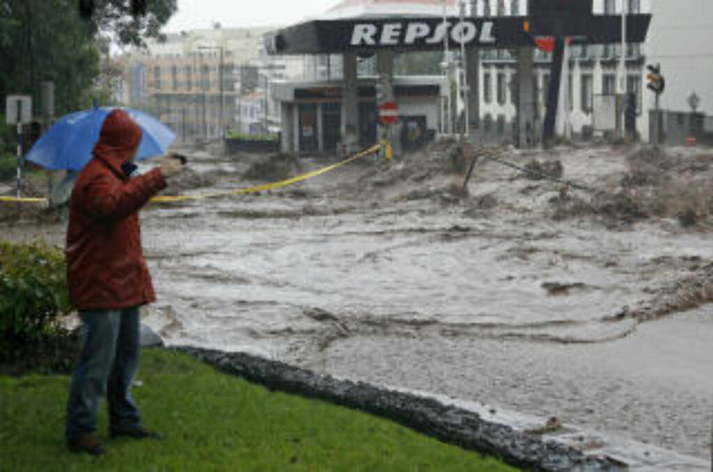 MADEIRA: Minst 25 personer er omkommet i uvær på ferieøya, opplyser innenriksminister på Madeira. Foto: REUTERS/Duarte Sa MADEIRA: Minst 25 personer er omkommet i uvær på ferieøya, opplyser innenriksminister på Madeira. Foto: REUTERS/Duarte Sa
