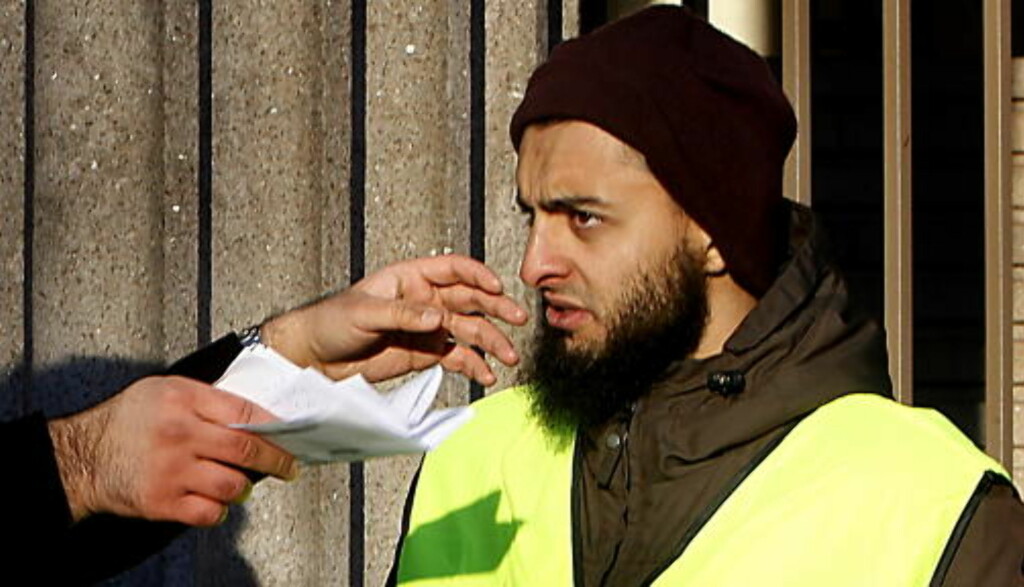 ADVARTE OM NYTT 9/11: Mohyeldeen Mohammad ble kjent etter en demonstrasjon mot Dagbladets trykking av Muhammed-karikaturene, hvor han advarte mot at vi kunne få et 11. september eller 7. juni i Norge.
Foto: Bjørn Langsem / DAGBLADET. ADVARTE OM NYTT 9/11: Mohyeldeen Mohammad ble kjent etter en demonstrasjon mot Dagbladets trykking av Muhammed-karikaturene, hvor han advarte mot at vi kunne få et 11. september eller 7. juni i Norge.
Foto: Bjørn Langsem / DAGBLADET.