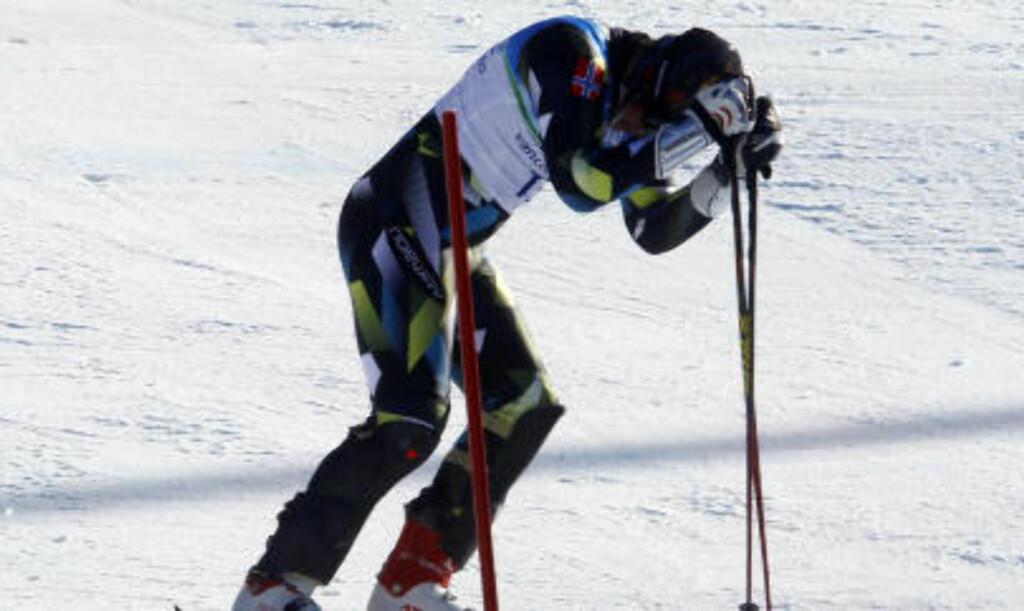 DEPPER: Aksel Lund Svindal banker stavene i snøen etter at medaljen glapp.
Foto: Cornelius Poppe / Scanpix DEPPER: Aksel Lund Svindal banker stavene i snøen etter at medaljen glapp.
Foto: Cornelius Poppe / Scanpix