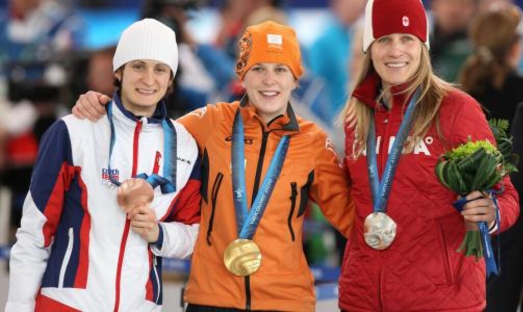 GLAD GULLVINNER: Ireen Wüst (midten) var skuffet over egen innsats på både 1000 og 3000 meter, men på 1500 meter ble det gull på den nederlandske jenta. Halvt norske Kristina Groves (t.h.) sikret hjemmenasjonen Canada sølv, mens tsjekkiske Martina Sablikova tok bronsen.Foto: SCANPIX/EPA/Friso Gentsch GLAD GULLVINNER: Ireen Wüst (midten) var skuffet over egen innsats på både 1000 og 3000 meter, men på 1500 meter ble det gull på den nederlandske jenta. Halvt norske Kristina Groves (t.h.) sikret hjemmenasjonen Canada sølv, mens tsjekkiske Martina Sablikova tok bronsen.Foto: SCANPIX/EPA/Friso Gentsch