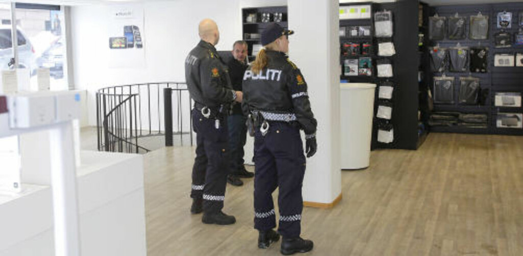 FANT TJUVGODSET: Politiet tok med seg varer til Peder Hanson for å få han til å bekrefte om de stammet fra hans butikk, før de sendes videre til krimteknisk for videre undersøkelse. Foto: TORBJØRN BERG FANT TJUVGODSET: Politiet tok med seg varer til Peder Hanson for å få han til å bekrefte om de stammet fra hans butikk, før de sendes videre til krimteknisk for videre undersøkelse. Foto: TORBJØRN BERG