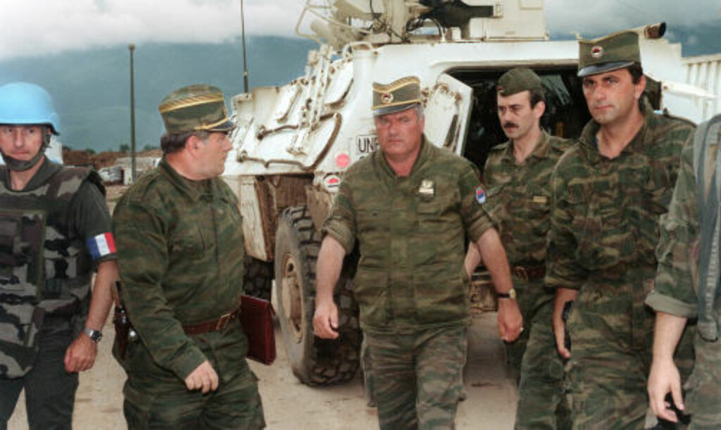 I AKSJON: General Ratko Mladic (i midten) i aksjonen under borgerkrigen, her på flyplasssen i Sarajevo i 1993. FOTO: AFP/SCANPIX. I AKSJON: General Ratko Mladic (i midten) i aksjonen under borgerkrigen, her på flyplasssen i Sarajevo i 1993. FOTO: AFP/SCANPIX.