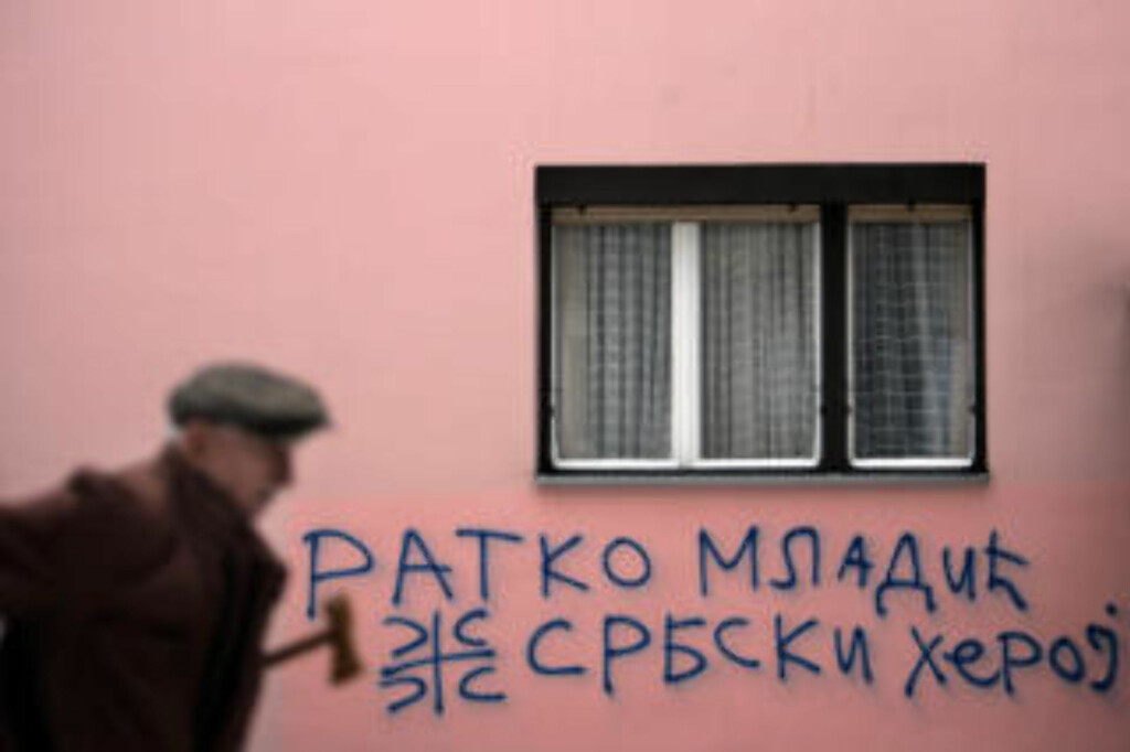 SERBISK HELT: Ratko Mladic har fortsatt høy status blant mange serbere. Her grafitti fra veggen på en boligblokk i Beograd, fotografert 15. februar i år: Ratko Mladic, en serbisk helt, er budskapet. FOTO: AP/SCANPIX. SERBISK HELT: Ratko Mladic har fortsatt høy status blant mange serbere. Her grafitti fra veggen på en boligblokk i Beograd, fotografert 15. februar i år: Ratko Mladic, en serbisk helt, er budskapet. FOTO: AP/SCANPIX.