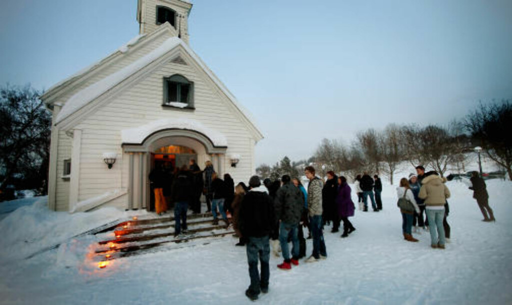 TIL MINNESTUNDEN: Heggedal kirke i Asker var fylt til randen av unge mennesker i kveld. Marits venner stod sammen i sorgen. FOTO: BJØRN LANGSEM TIL MINNESTUNDEN: Heggedal kirke i Asker var fylt til randen av unge mennesker i kveld. Marits venner stod sammen i sorgen. FOTO: BJØRN LANGSEM