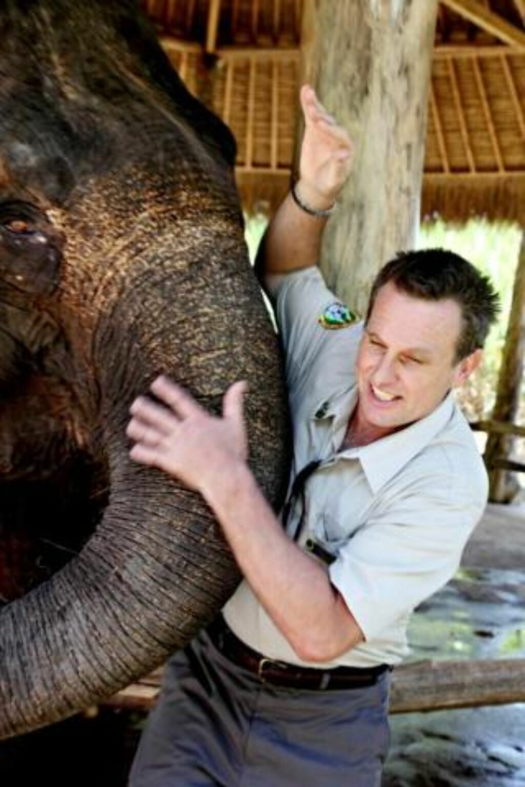 BLIR BORTE: Fagekspert i Bali Safari and Marine Park, Tim Husband, er bekymret for dyrenes fremtid. Her leker han med en av Sumatra-elefantene i dyreparken. I Indonesia er det bare 1500 igjen av arten. Foto: Sveinung U. Ystad BLIR BORTE: Fagekspert i Bali Safari and Marine Park, Tim Husband, er bekymret for dyrenes fremtid. Her leker han med en av Sumatra-elefantene i dyreparken. I Indonesia er det bare 1500 igjen av arten. Foto: Sveinung U. Ystad