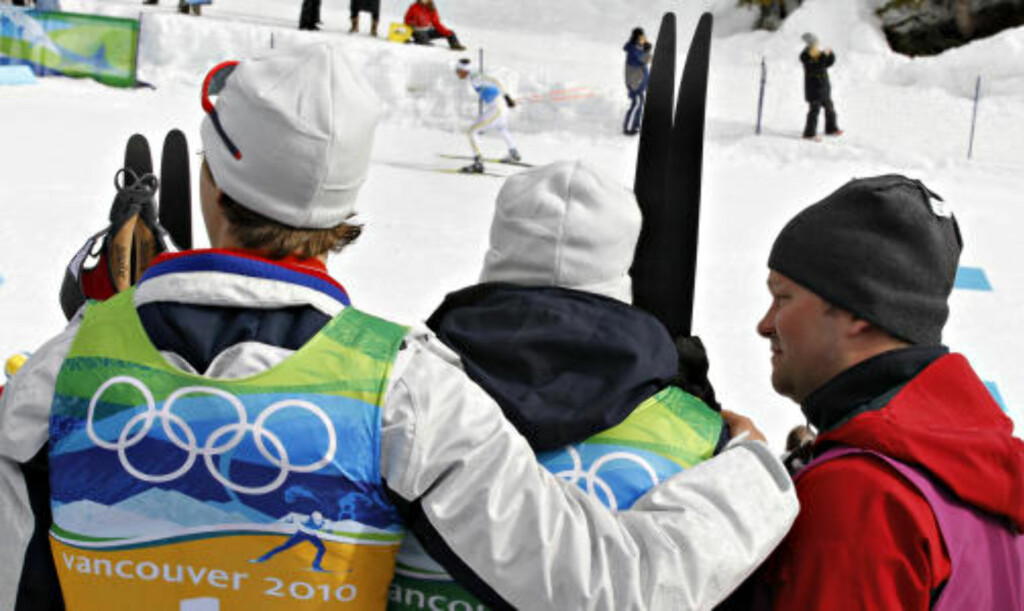 LANGT NEDE: Lars Berger legger armen rundt Odd-Bjørn Hjelmeset idet Marcus Hellner kommer inn på stadion i ensom majestet.
Foto:ARNT E. FOLVIK LANGT NEDE: Lars Berger legger armen rundt Odd-Bjørn Hjelmeset idet Marcus Hellner kommer inn på stadion i ensom majestet.
Foto:ARNT E. FOLVIK