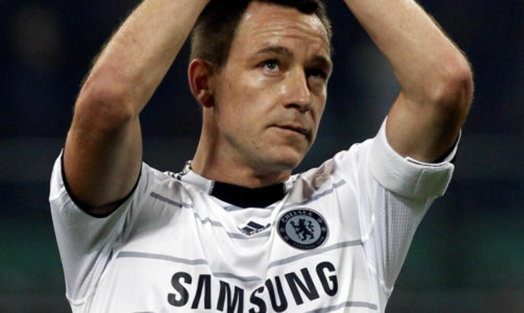 FORTSETTER: Terry vil fortsette for England, kaptein eller ei. Foto: REUTERS/Giampiero Sposito FORTSETTER: Terry vil fortsette for England, kaptein eller ei. Foto: REUTERS/Giampiero Sposito