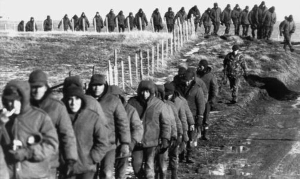 TAPTE: Argentinske soldater (foran) eskorteres 2. juni 1982 av britiske soldater etter overgivelsen og Falklandskrigen. Foto: AFP TAPTE: Argentinske soldater (foran) eskorteres 2. juni 1982 av britiske soldater etter overgivelsen og Falklandskrigen. Foto: AFP