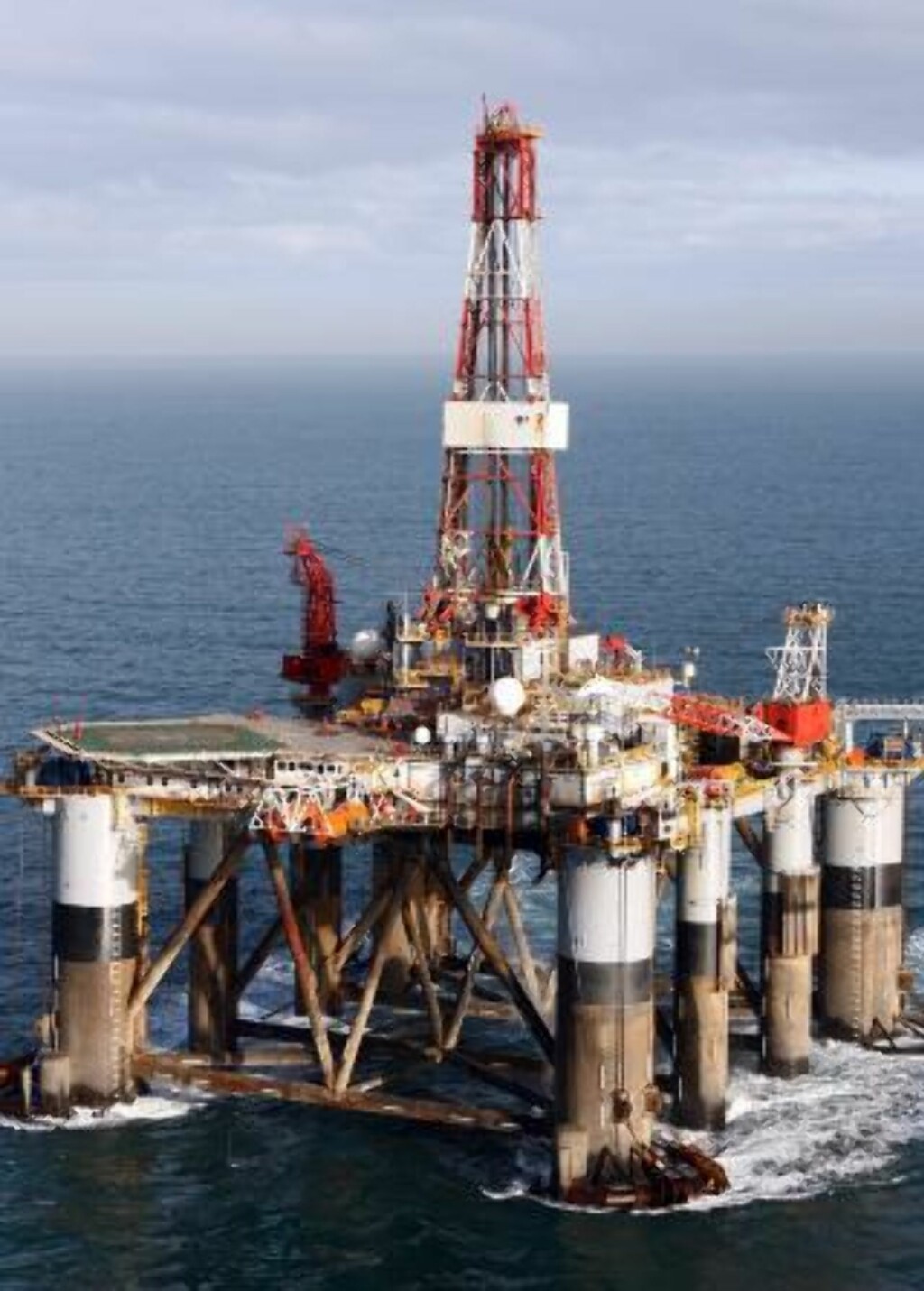 STRIDENS KJERNE: Leteriggen Ocean Guardian er på vei til et havområde nord for Falklandsøyene der britene vil lete etter olje. Feltet kan skjule svar gull for hele 550 milliarder kroner. Foto:AP STRIDENS KJERNE: Leteriggen Ocean Guardian er på vei til et havområde nord for Falklandsøyene der britene vil lete etter olje. Feltet kan skjule svar gull for hele 550 milliarder kroner. Foto:AP
