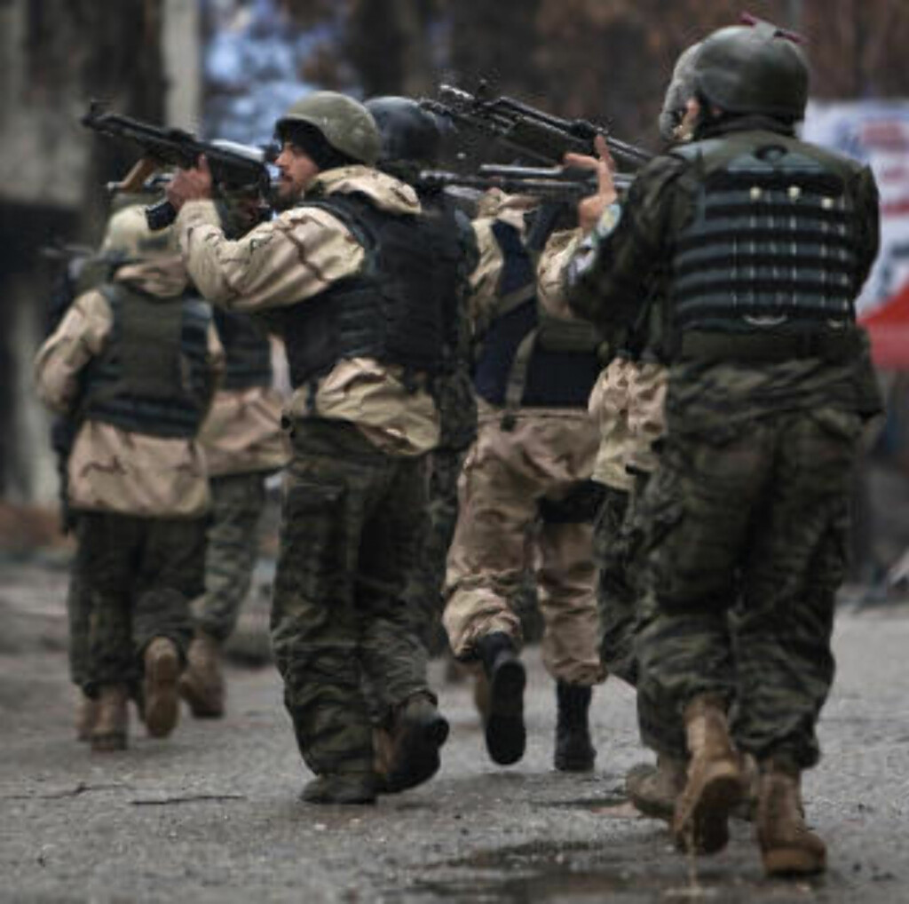SKUDDVEKSLINGER: Afghanske styrker havnet i lange skuddvekslinger etter selvmordsangrepene. Foto: REUTERS/Ahmad Masood/SCANPIX SKUDDVEKSLINGER: Afghanske styrker havnet i lange skuddvekslinger etter selvmordsangrepene. Foto: REUTERS/Ahmad Masood/SCANPIX