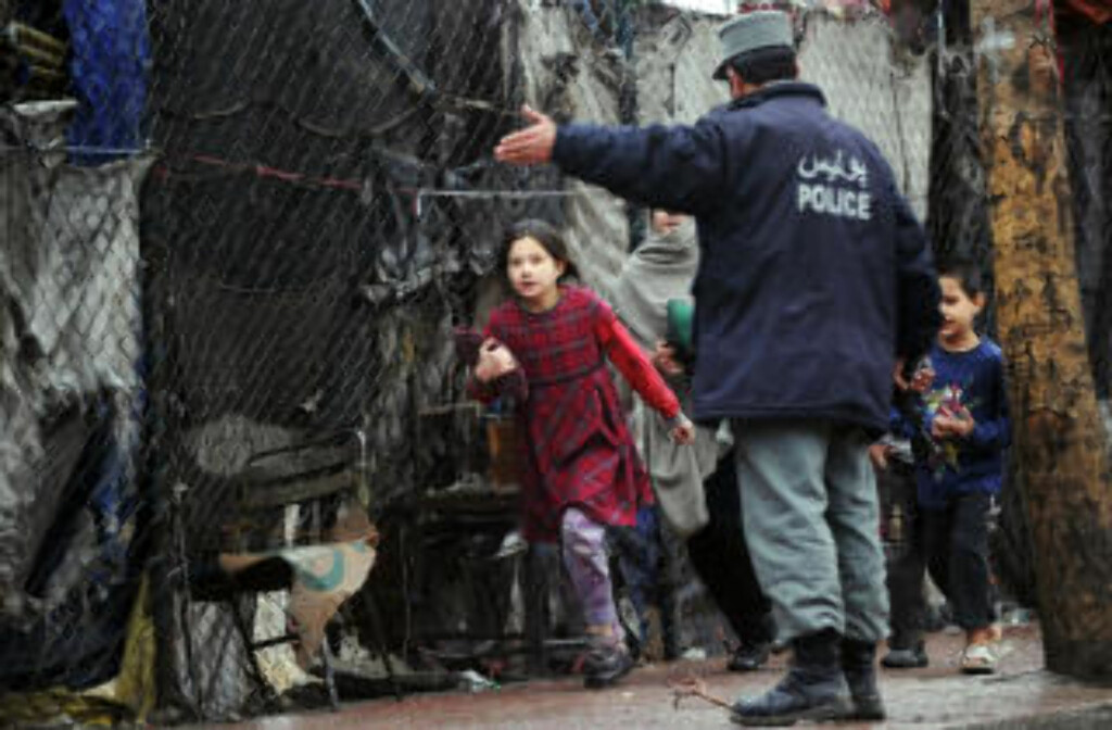 ADVART: En afghansk jente blir dirigert av en politimann. Over høytalere ble Kabuls innbyggere bedt om å holde seg innendørs etter selvmordsangrepet. Foto: AFP PHOTO/Massoud HOSSAINI/SCANPIX ADVART: En afghansk jente blir dirigert av en politimann. Over høytalere ble Kabuls innbyggere bedt om å holde seg innendørs etter selvmordsangrepet. Foto: AFP PHOTO/Massoud HOSSAINI/SCANPIX