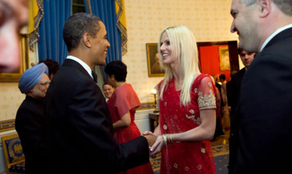 TETT PÅ OBAMA: USAs sosialminister Desiree Rogers (50) går av som minister. Hun fikk nylig refs for skandalefesten da paret Michaele og Tareq Salahi kom tett inntil presidenten. Foto: AP Photo/The White House, Samantha Appleton/Scanpix TETT PÅ OBAMA: USAs sosialminister Desiree Rogers (50) går av som minister. Hun fikk nylig refs for skandalefesten da paret Michaele og Tareq Salahi kom tett inntil presidenten. Foto: AP Photo/The White House, Samantha Appleton/Scanpix