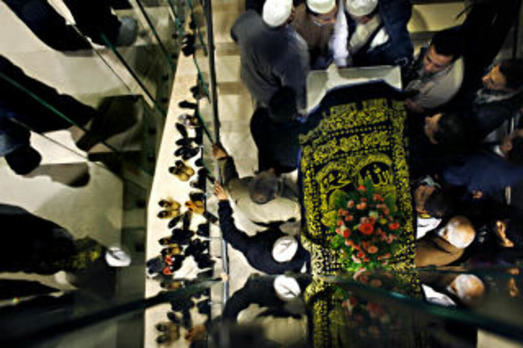 FARVEL: Flere tusen mennesker var samlet i Central Jamaat Ahle Sunnat moské på Grønland for å ta farvel med avdøde Faiza Ashraf fredag.
Foto: Frank Karlsen / Dagbladet FARVEL: Flere tusen mennesker var samlet i Central Jamaat Ahle Sunnat moské på Grønland for å ta farvel med avdøde Faiza Ashraf fredag.
Foto: Frank Karlsen / Dagbladet