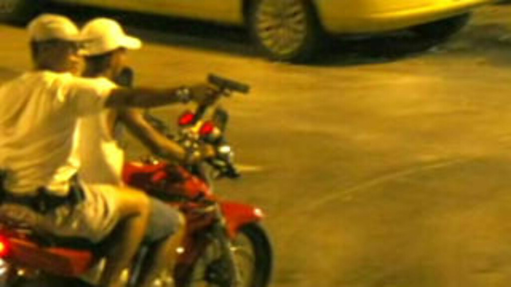 SIKTER: De væpnede ungguttene sikter på andre trafikanter med håndvåpen. Foto: Extra/Pablo Jacob/O Globo SIKTER: De væpnede ungguttene sikter på andre trafikanter med håndvåpen. Foto: Extra/Pablo Jacob/O Globo