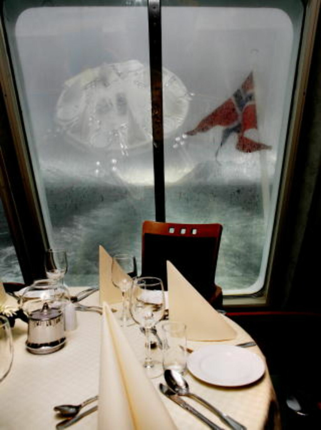 TOMT: I glassene på Hurtigruta Trollfjord. restaurantbord er det lite norskt i glassene.. Foto: Agnete Brun TOMT: I glassene på Hurtigruta Trollfjord. restaurantbord er det lite norskt i glassene.. Foto: Agnete Brun