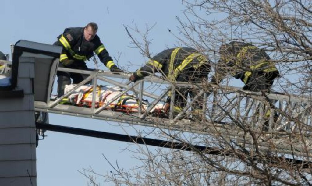 FRAKTER UT EN AV DE OMKOMNTE: Søndag 14. februar klokka halv sju om morgenen startet brannen som tok livet av sju mennesker. Den minste var bare tre dager gammel. Foto: SCANPIX/AP Photo/Chicago Sun-Times, Al Podgorski FRAKTER UT EN AV DE OMKOMNTE: Søndag 14. februar klokka halv sju om morgenen startet brannen som tok livet av sju mennesker. Den minste var bare tre dager gammel. Foto: SCANPIX/AP Photo/Chicago Sun-Times, Al Podgorski