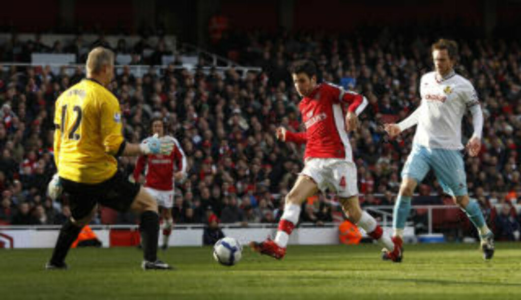 FABREGAS-TUNNEL: Arsenal-kapteinen sendte Arsenal i føringen etter et nydelig gjennomspill av Nasri. Foto: Eddie Keogh / REUTERS. FABREGAS-TUNNEL: Arsenal-kapteinen sendte Arsenal i føringen etter et nydelig gjennomspill av Nasri. Foto: Eddie Keogh / REUTERS.