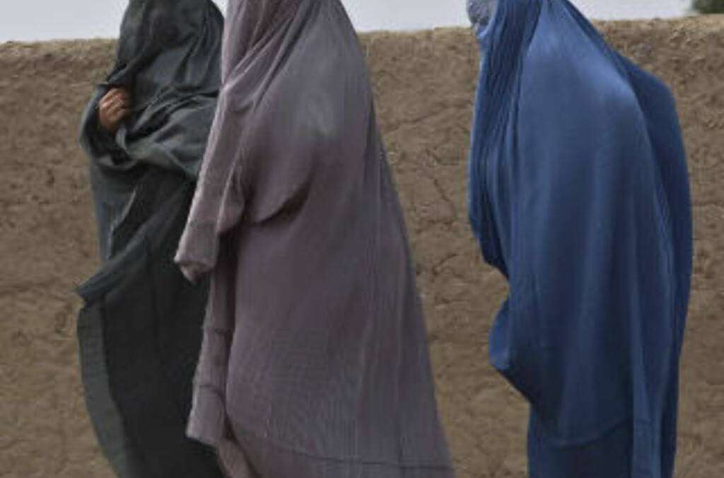 AFGHANISTAN VERST: Burkakledde kvinner går langs en vei i Arghandabdalen i provisen Kandahar i det sørlige Afghanistan. Afghanistan er verdens verste land å leve i for kvinner, fulgt av Somalia og Kongo, viser en liste som hjelpeorganisasjonen CARE la fram på den internasjonale kvinnedagen i dag. De tre landene herjes alle av krig, og kvinnene rammes hardt av voldshandlinger. Foto: REUTERS / Baz Ratner / SCANPIX AFGHANISTAN VERST: Burkakledde kvinner går langs en vei i Arghandabdalen i provisen Kandahar i det sørlige Afghanistan. Afghanistan er verdens verste land å leve i for kvinner, fulgt av Somalia og Kongo, viser en liste som hjelpeorganisasjonen CARE la fram på den internasjonale kvinnedagen i dag. De tre landene herjes alle av krig, og kvinnene rammes hardt av voldshandlinger. Foto: REUTERS / Baz Ratner / SCANPIX