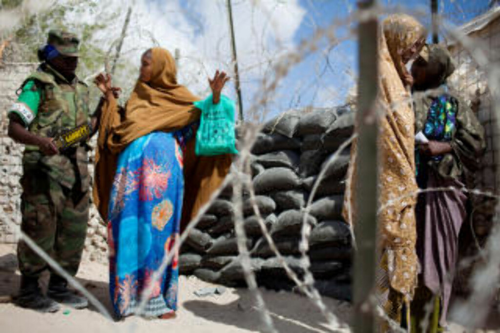 NUMMER TO: Somalia er nummer to på lista over de verste landene for kvinner. Det finnes ikke noe nasjonalt juridisk system i landet, og lovene som de ulike regionene bruker, er sterkt diskriminerende mot kvinner, skriver CARE som begrunnelse. Her blir somaliske kvinner sjekket ut mens de venter i i kø for medisinsk hjelp. Foto: AFP PHOTO/Yasuyoshi Chiba/SCANPIX NUMMER TO: Somalia er nummer to på lista over de verste landene for kvinner. Det finnes ikke noe nasjonalt juridisk system i landet, og lovene som de ulike regionene bruker, er sterkt diskriminerende mot kvinner, skriver CARE som begrunnelse. Her blir somaliske kvinner sjekket ut mens de venter i i kø for medisinsk hjelp. Foto: AFP PHOTO/Yasuyoshi Chiba/SCANPIX