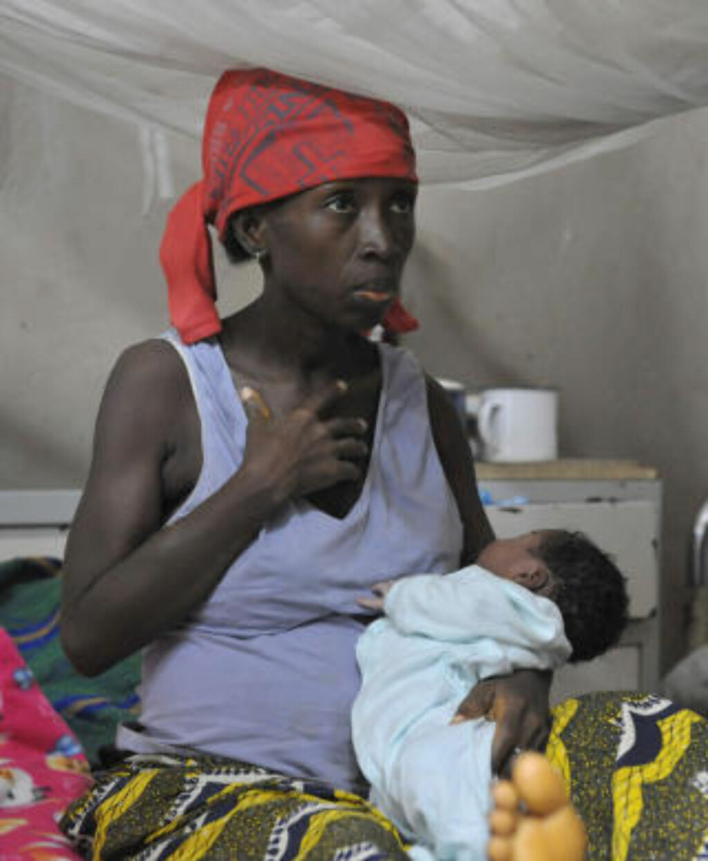 SIERRA LEONE: En kvinne holder en baby på et sykehus i Freetown i Sierra Leone. I landet dør hver åttende gravide kvinne i forbindelse med svangerskap eller fødsel, og av 1000 fødte babyer dør 282 i løpet av de første fem leveårene. Kun 24 % av kvinnene kan lese og skrive. Sierra Leone regnes av CARE som verdens fjerde verste land for kvinner. Foto: AFP PHOTO / ISSOUF SANOGO / SCANPIX SIERRA LEONE: En kvinne holder en baby på et sykehus i Freetown i Sierra Leone. I landet dør hver åttende gravide kvinne i forbindelse med svangerskap eller fødsel, og av 1000 fødte babyer dør 282 i løpet av de første fem leveårene. Kun 24 % av kvinnene kan lese og skrive. Sierra Leone regnes av CARE som verdens fjerde verste land for kvinner. Foto: AFP PHOTO / ISSOUF SANOGO / SCANPIX