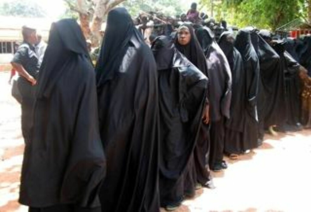 NIGER: Kvinner blir evakuert fra en islamistleir i Niger-staten Moka. Mange jenter i landet blir tvunget til å gifte seg og få barn i veldig ung alder. Tre av fire jenter i Niger giftes bort før de fyller 18 år. En av sju kvinner dør i forbindelse med graviditet, fødsel eller illegal og utrygg abort. Niger regnes som verdens femte verste land av CARE. Foto: REUTERS/Joy Simon/SCANPIX NIGER: Kvinner blir evakuert fra en islamistleir i Niger-staten Moka. Mange jenter i landet blir tvunget til å gifte seg og få barn i veldig ung alder. Tre av fire jenter i Niger giftes bort før de fyller 18 år. En av sju kvinner dør i forbindelse med graviditet, fødsel eller illegal og utrygg abort. Niger regnes som verdens femte verste land av CARE. Foto: REUTERS/Joy Simon/SCANPIX