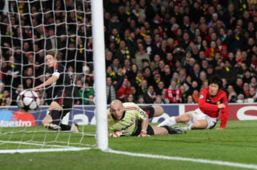 FJERNET ALL TVIL: Ji-Sung Park satte nummer tre forbi Christian Abbiati kort etter Rooneys andre.Foto: SCANPIX/AP/PA/Martin Rickett FJERNET ALL TVIL: Ji-Sung Park satte nummer tre forbi Christian Abbiati kort etter Rooneys andre.Foto: SCANPIX/AP/PA/Martin Rickett