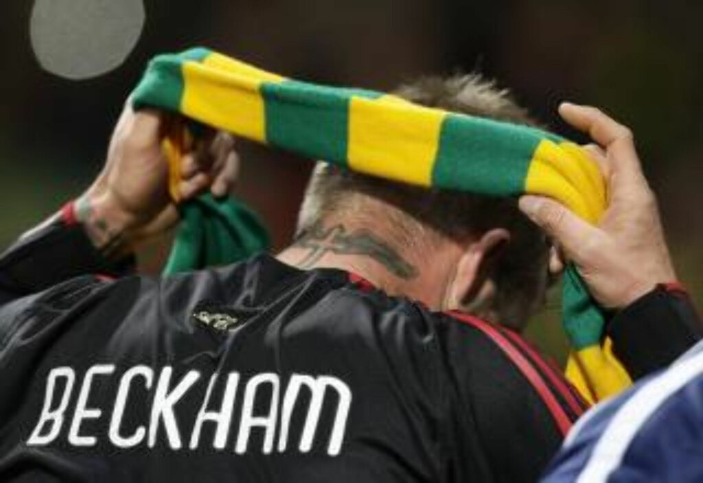SÅKALT POPULÆRT: David Beckham trakk på seg det grønne og gule skjerfet som markerer protesten mot Manchester Uniteds amerikanske eiere. Banneret «Welcome back Green and Golden Balls» møtte Beckham på Old Trafford.Foto: SCANPIX/AP/Jon Super SÅKALT POPULÆRT: David Beckham trakk på seg det grønne og gule skjerfet som markerer protesten mot Manchester Uniteds amerikanske eiere. Banneret «Welcome back Green and Golden Balls» møtte Beckham på Old Trafford.Foto: SCANPIX/AP/Jon Super