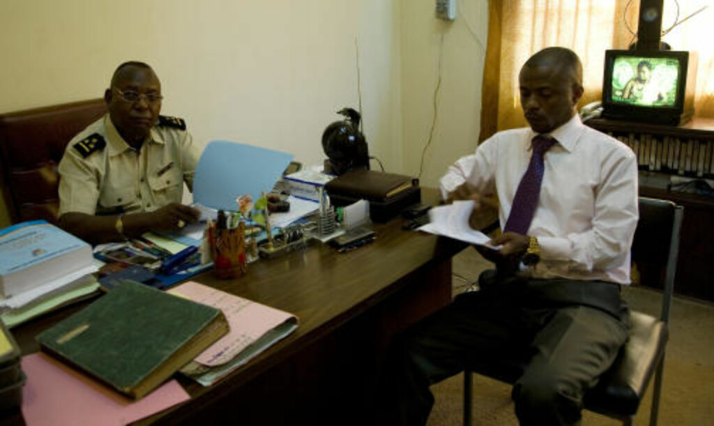MØTE I GÅR: Forberedende dommer i den militære høyesterett i Kinshasa, oberst Jean Philippe Nkiama Matra møtte forsvarer Andre Kibambe (t.h.), på sitt kontor i går. Kibambe forsvarer Tjostolv Moland. Foto: TORE BERGSAKER MØTE I GÅR: Forberedende dommer i den militære høyesterett i Kinshasa, oberst Jean Philippe Nkiama Matra møtte forsvarer Andre Kibambe (t.h.), på sitt kontor i går. Kibambe forsvarer Tjostolv Moland. Foto: TORE BERGSAKER
