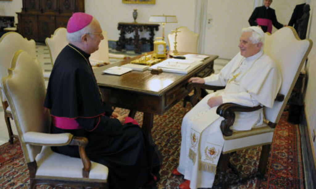 VISITT: Pave Benedict XVI i privat samtale med Robert Zollitsch. Foto: AFP VISITT: Pave Benedict XVI i privat samtale med Robert Zollitsch. Foto: AFP