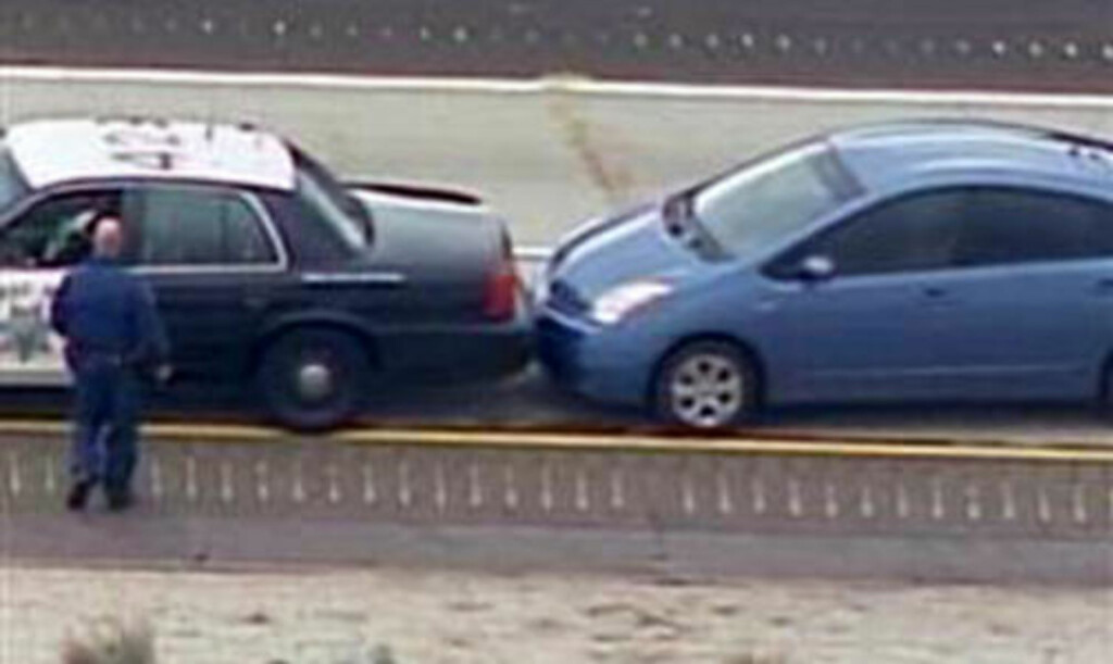 DRAMATIKK PÅ MOTORVEIEN: Mandag ringte en Prius-sjåfør politiets nødnummer om at han hadde mistet fartskontrollen over bilen på motorveien utenfor San Diego. Politiet fikk geleidet den vettskremte sjåføren og bilen inn mot autovernet. FOTO: NBC/REUTERS/SCANPIX. DRAMATIKK PÅ MOTORVEIEN: Mandag ringte en Prius-sjåfør politiets nødnummer om at han hadde mistet fartskontrollen over bilen på motorveien utenfor San Diego. Politiet fikk geleidet den vettskremte sjåføren og bilen inn mot autovernet. FOTO: NBC/REUTERS/SCANPIX.