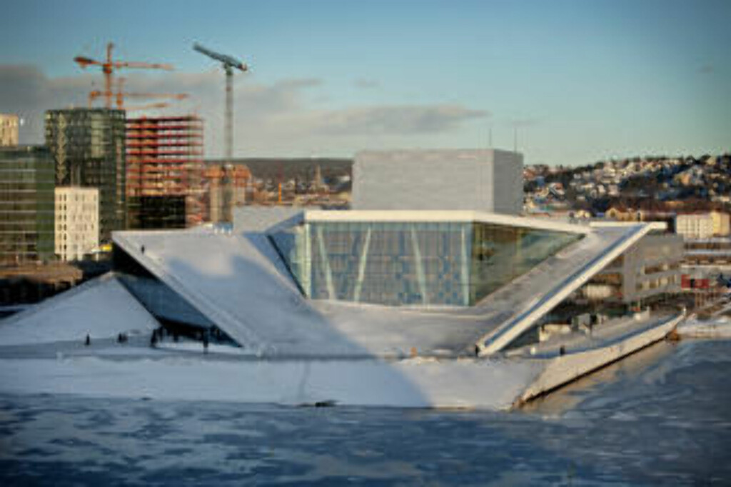 OPERAEN 2010: Det er ikke sikkert du legger merke til opera-flassingen om du avlegger operaen i Bjørvika et besøk. Skadene vender nemlig ut mot sjøen. FOTO: LARS EIVIND BONES OPERAEN 2010: Det er ikke sikkert du legger merke til opera-flassingen om du avlegger operaen i Bjørvika et besøk. Skadene vender nemlig ut mot sjøen. FOTO: LARS EIVIND BONES