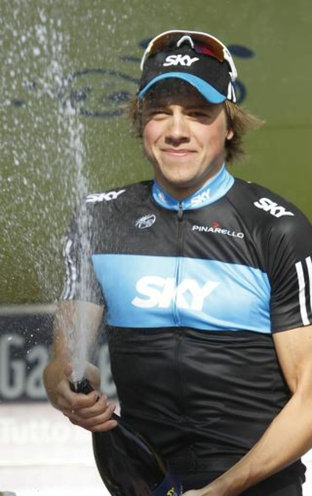SPURTSPRUT: Edvald sløser med sjampisen fra premiepodiet. Foto: Marco Trovati, AP/Scanpix SPURTSPRUT: Edvald sløser med sjampisen fra premiepodiet. Foto: Marco Trovati, AP/Scanpix