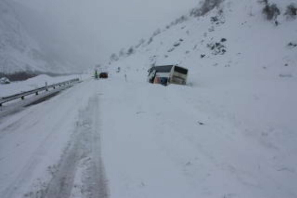 I GRØFTA: På grunn av en trykkbølge fra et snøskred i Våtedalen i Sogn og Fjorande ble denne bussen kastet av veien. Foto: Sol Andrea Taklo. I GRØFTA: På grunn av en trykkbølge fra et snøskred i Våtedalen i Sogn og Fjorande ble denne bussen kastet av veien. Foto: Sol Andrea Taklo.