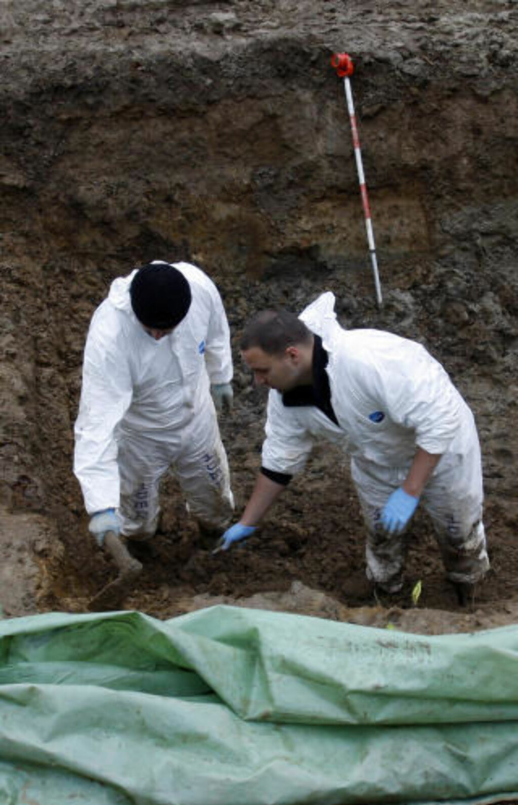 SREBRENICA: Her letes det etter beinrester i en av de mange massegravene i Srebrenica. Foto: AFP PHOTO / SCANPIX SREBRENICA: Her letes det etter beinrester i en av de mange massegravene i Srebrenica. Foto: AFP PHOTO / SCANPIX