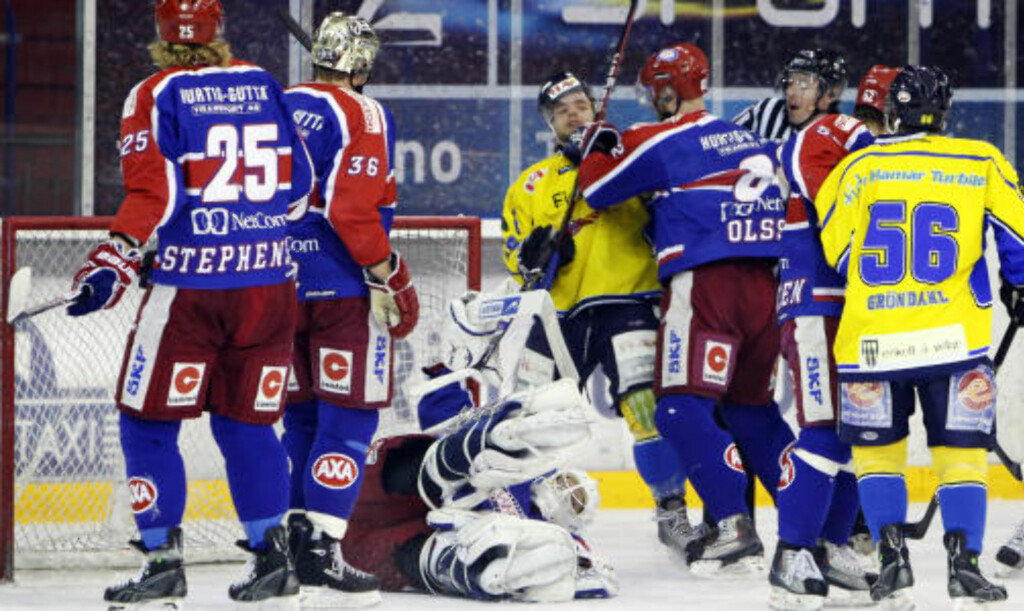 HISSIG STEMNING: Vålerengas Jonas Olsson går løs på Storhamars Martin B. Huse. Foto: Håkon Mosvold Larsen, Scanpix HISSIG STEMNING: Vålerengas Jonas Olsson går løs på Storhamars Martin B. Huse. Foto: Håkon Mosvold Larsen, Scanpix